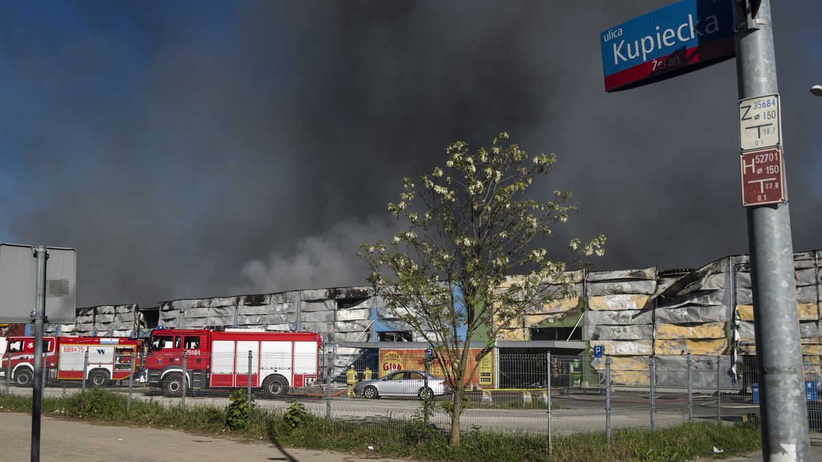 WARSAW, MASOVIAN VOIVODESHIP, POLAND - 2024/05/12: Black smoke seen in the sky above the burning Marywilska 44 shopping center in Warsaw. A massive fire broke out at the Marywilska 44 shopping center in Warsaw's Biaoleka district. According to the State Fire Service, there are 50 fire brigades on site, with a total of nearly 300 firefighters working there, including from the chemical unit. Water is drawn from a nearby canal to extinguish the fire. About 1400 shops are completely burnt down so far. Residents of Warsaw and the surrounding area received a government security center alert, urging them to stay at home and close their windows. (Photo by Attila Husejnow/SOPA Images/LightRocket via Getty Images)