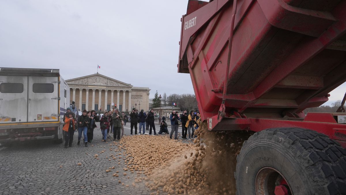 Farmers unload potatoes outside the National Assembly during a demonstration against the Mercosur deal in Paris, France, on Tuesday, Jan. 13, 2026. The National Rally and the left-wing France Unbowed  called for parliamentary confidence votes last week after the EU agreed the Mercosur trade deal with a bloc of South American countries Photographer: Nathan Laine/Bloomberg via Getty Images