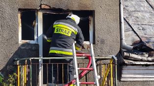 Kosienice: Dom spłonął pod nieobecność mieszkańców. W akcji sześć zastępów straży pożarnej