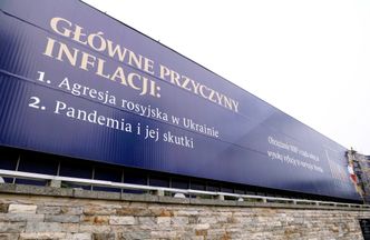 Wielki baner na siedzibie NBP. Bank tłumaczy, po co go wywiesił