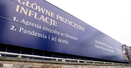 Wielki baner na siedzibie NBP. Bank tłumaczy, po co go wywiesił