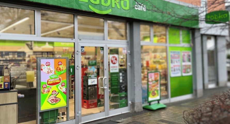 Żabka dalej rośnie jak na drożdżach. Więcej na marketing