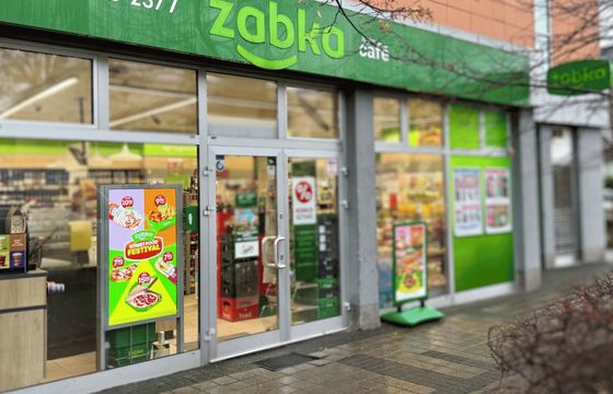 Żabka dalej rośnie jak na drożdżach. Więcej na marketing