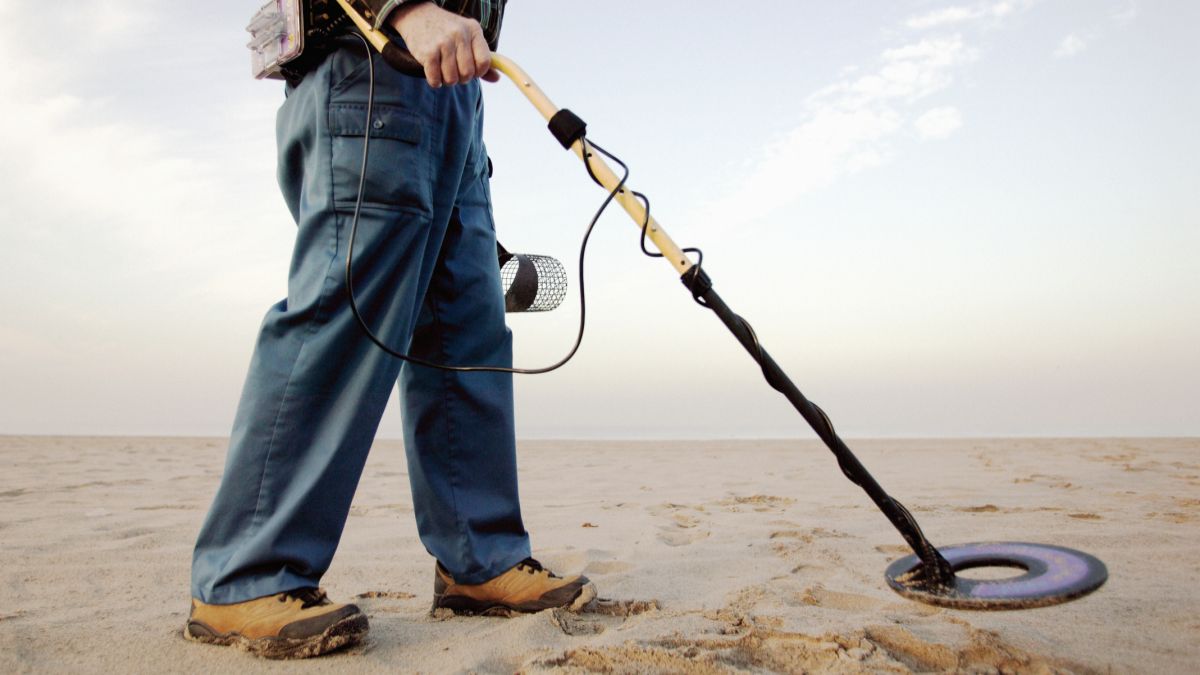 Mężczyzna pomaga turystom, którzy gubią różne przedmioty