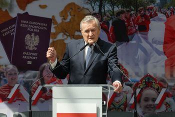 Kłótnie po rozłamie w PiS. Gliński proponuje modlitwę