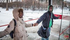 Duracell rozgrzewa ludzi na przystankach (wideo)