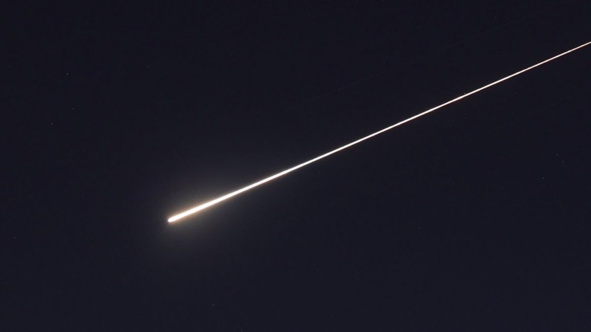 Israeli air defence system intercepting projectiles above Jerusalem as sirens sound alarm across central Israel, 07 March 2026. Iran launched continued retaliatory attacks across the region following a joint Israeli-US military operation that started in the early hours of 28 February 2026, targeting multiple locations across Iran. EPA/ABIR SULTAN Dostawca: PAP/EPA.