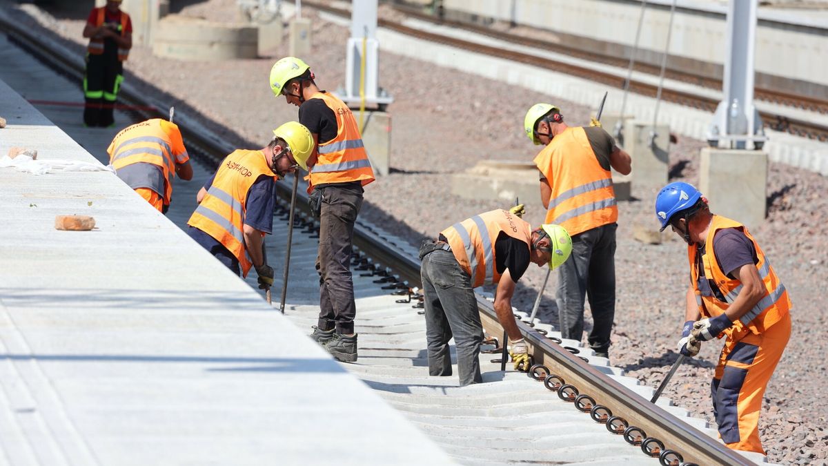 Wizyta techniczna PKP na stacji Warszawa Zachodnia
Fot. Piotr Molecki/East News, Warszawa, 19.07.2023. Wizyta techniczna PKP na stacji Warszawa Zachodnia - postep prac na przebudowie peronow i torow podmiejskich.
Piotr Molecki