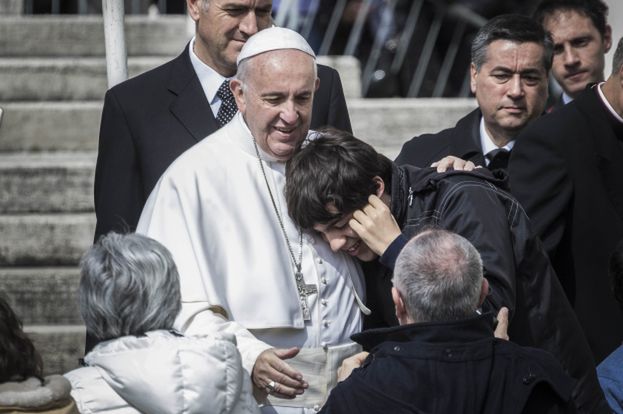 Papież Franciszek zabrał z Grecji trzy rodziny uchodźców!