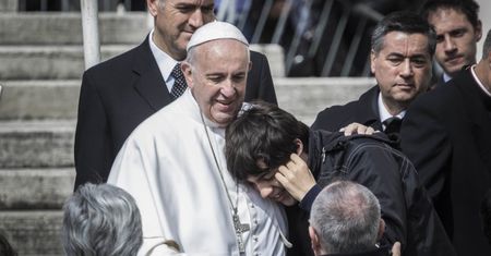 Papież Franciszek zabrał z Grecji trzy rodziny uchodźców!