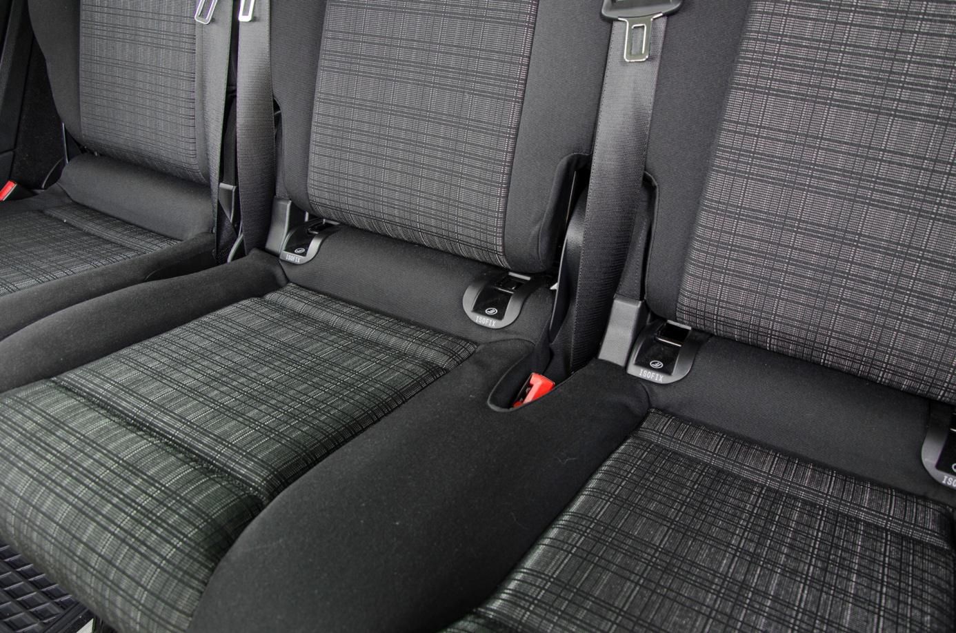 Na czterech z ośmiu siedzeń są zaczepy ISOFIX. Dostęp do nich jest wzorowy.
