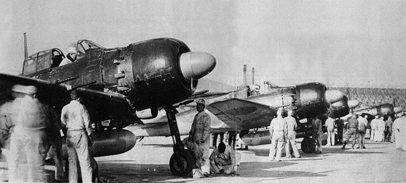 Przygotowywanie do samobójczego ataku samolotów Mitsubishi A6M Reisen