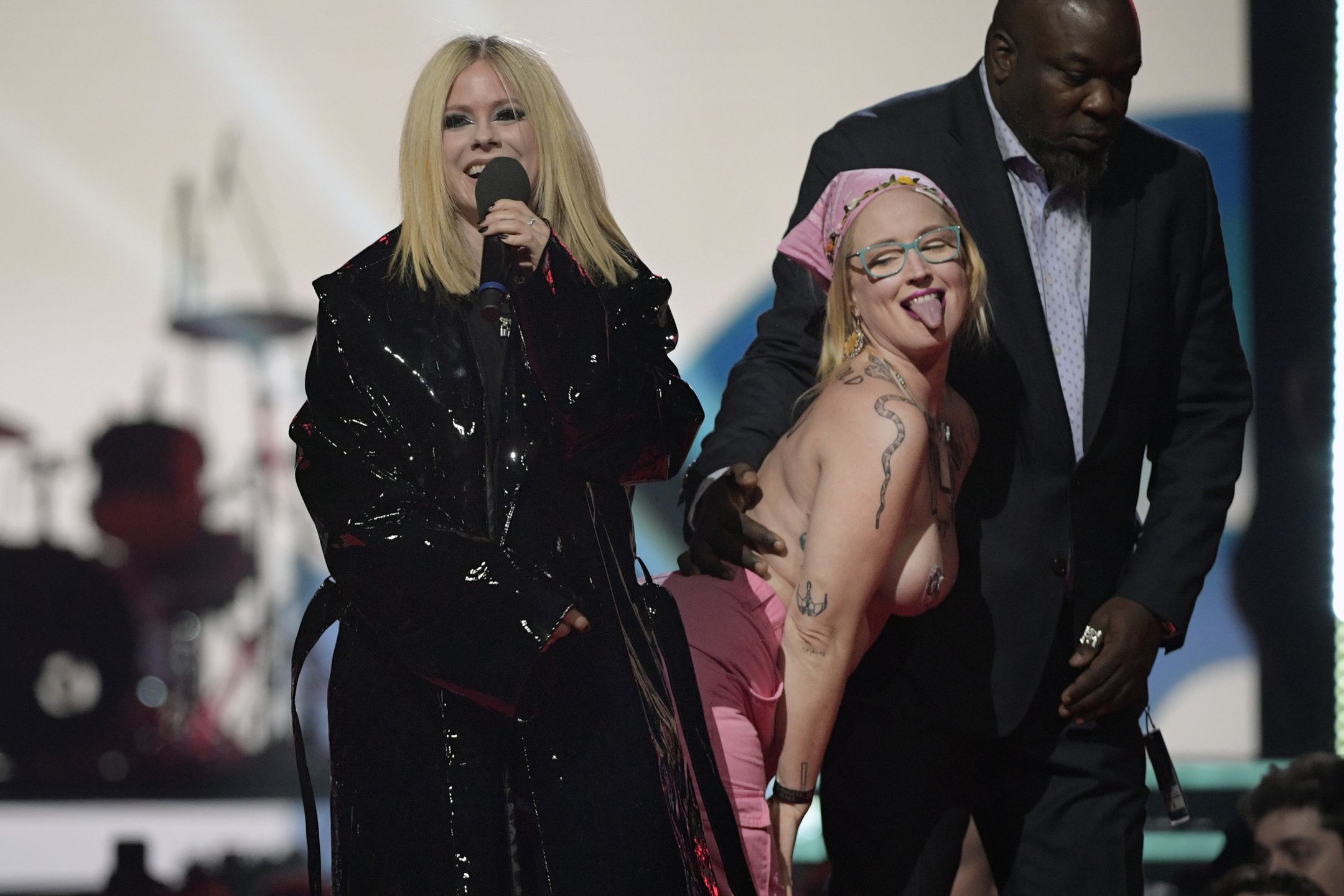 Półnaga aktywistka wtargnęła na scenę. Tak zareagowała Avril Lavigne