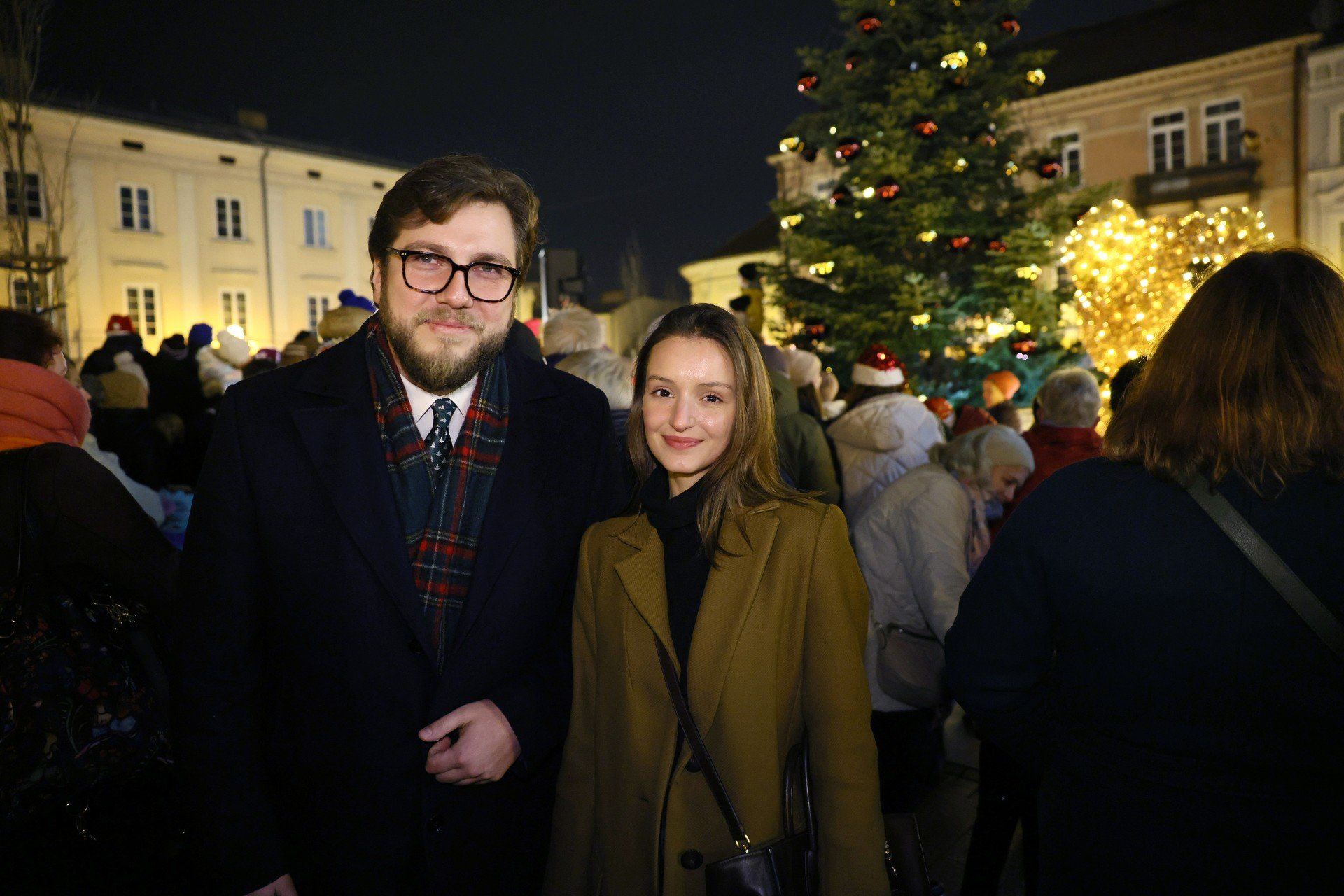 Świąteczna choinka rozświetliła Rynek Trybunalski w Piotrkowie. Tłumy mieszkańców podziwiały nowe iluminacje na starówce.