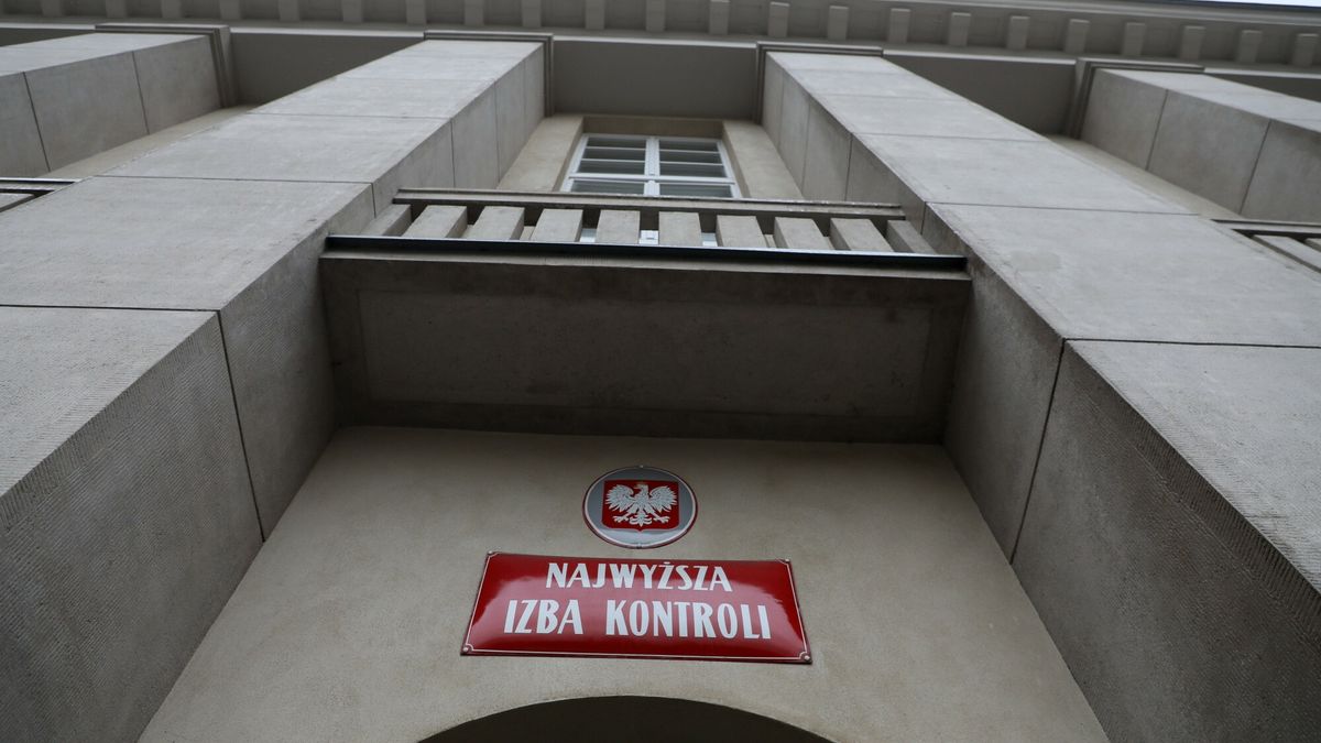 Komisja w sprawie Pegasusa w siedzibie NIKFot. Jakub Kaminski/East News, Warszawa, 28.01.2022.  Najwyzsza Izba Kontroli. Kolejne posiedzenie komisji nadzwyczajnej do spraw wyjasnienia przypadkow nielegalnej inwigilacji, ich wplywu na proces wyborczy w Rzeczypospolitej Polskiej oraz reformy sluzb specjalnych - tzw. komisja ds. Pegasusa.Jakub Kaminski