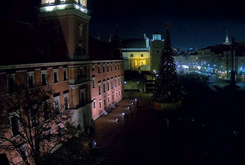 Plac Zamkowy w Warszawie. 21 listopada 2025 roku o godz.20. nie ma śniegu