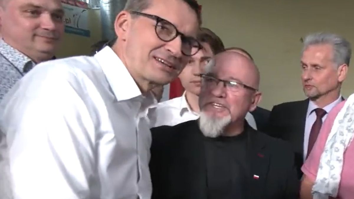 Premier Mateusz Morawiecki z dzieckiem na rękach