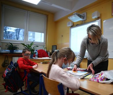 Szczepienia przeciwko COVID-19 dla nauczycieli. "Jest dużo chętnych. Ale co z osobami 60 plus?"