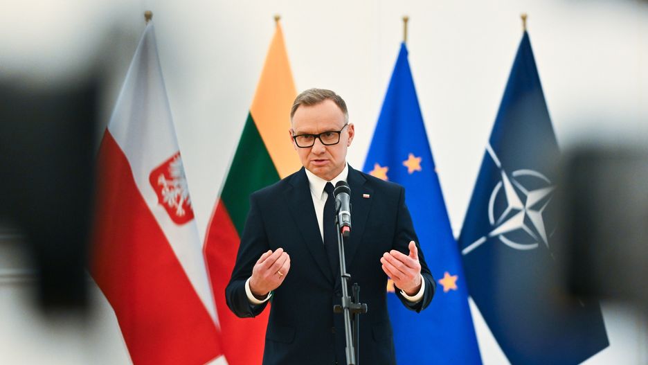 Wilno, Litwa, 02.06.2025. Prezydent RP Andrzej Duda przemawia podczas spotkania ze społecznością polską na Litwie, 2 bm. w Wilnie. Prezydent Andrzej Duda jest z wizytą na Litwie, gdzie razem z liderami państw Bukaresztańskiej Dziewiątki oraz nordyckich weziął udział w rozmowach przed szczytem NATO w Hadze. (aldg) PAP/Valdemar Doveiko