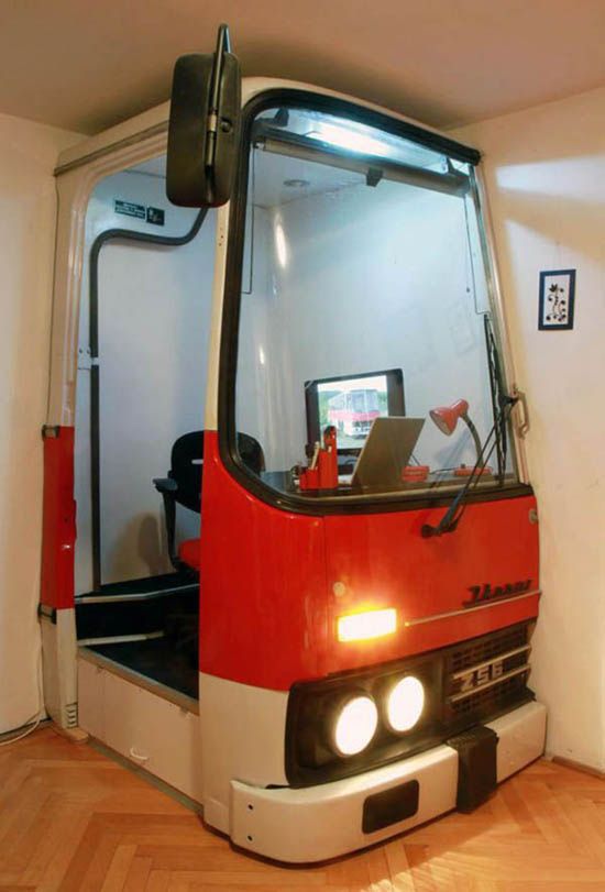 Ikarus w dom, czyli jak zmieścić autobus do pokoju i zrobić z niego biurko 2