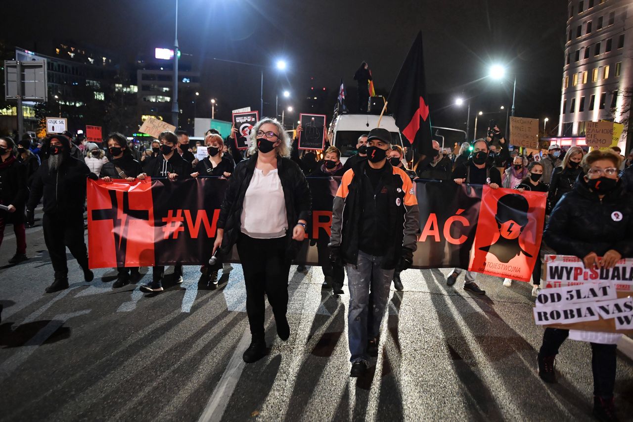 Warszawa, 30.10.2020. Liderka Ogólnopolskiego Strajku Kobiet Marta Lempart (centrum-L) wśród uczestników protestu pod hasłem "Na Warszawę!" w centrum stolicy, 30 bm. Od 22 bm. w całej Polsce trwajš protesty przeciw zaostrzeniu prawa aborcyjnego. (mr) PAP/Radek Pietruszka