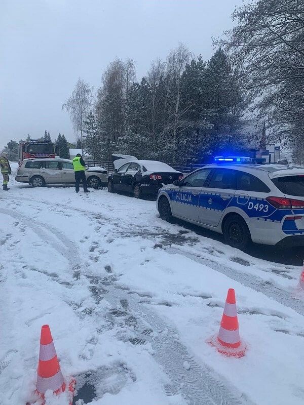 Śnieg na drogach i zderzenie czołowe