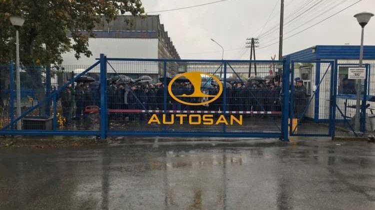 Pracownicy Autosanu zbierają się na głównym placu