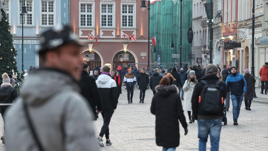 SYLWESTER , OSTATNI DZIEN GRUDNIA, POPOLUDNIU TLUMY LUDZI SPACEROWALYU PO STARYM RYNKU I PLACU WOLNOSCI