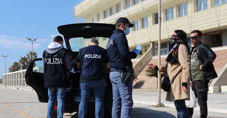 20-letni Włoch zapłaci 400 euro kary za objęcie narzeczonej. Powód: nie mieszkają razem