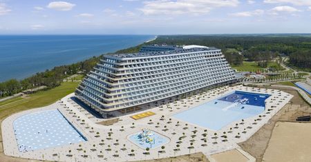 Hotel Gołębiewski namieszał nad Bałtykiem. Pensje w górę