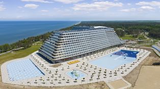 Hotel Gołębiewski namieszał nad Bałtykiem. Pensje w górę