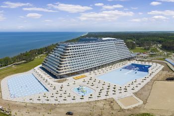 Hotel Gołębiewski namieszał nad Bałtykiem. Pensje w górę