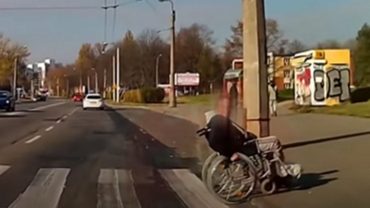 Niepełnosprawny utknął na krawężniku