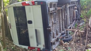 Auto w rowie, kierowca zniknął. W środku pojazdu czekała niespodzianka