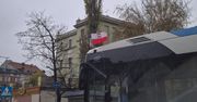 Legnica: Patriotyzm z błędami. MPK i Urząd Miasta nie znają zasad używania flagi