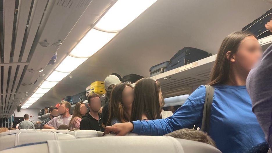 Tłum w pociągu PKP Intercity "Sobieski" w niedzielę 8 sierpnia 2022 r.