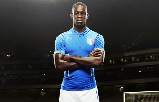 Balotelli, Fabregas i Aguero rozmawiają sami ze sobą w reklamach Pumy (wideo)