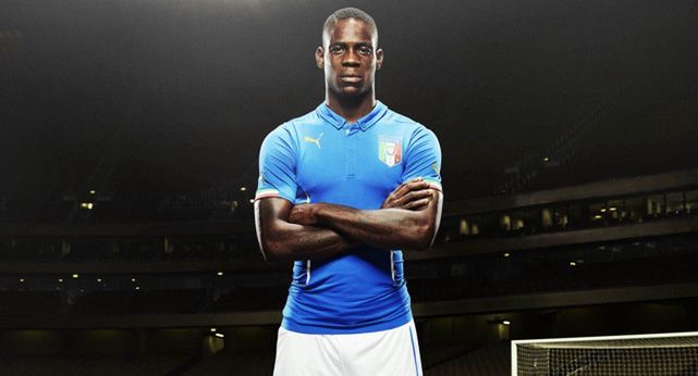 Balotelli, Fabregas i Aguero rozmawiają sami ze sobą w reklamach Pumy (wideo)