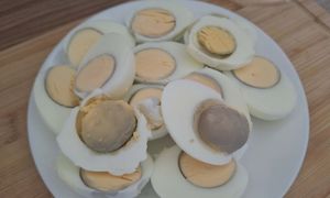 Sina obwódka wokół żółtka budzi niepokój. Jakie są skutki jedzenia takich jajek?