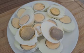 Sina obwódka wokół żółtka budzi niepokój. Jakie są skutki jedzenia takich jajek?