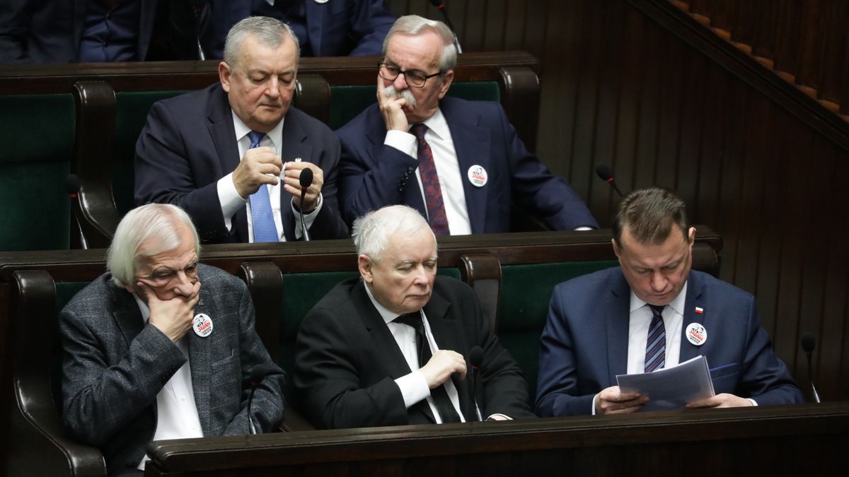 Warszawa, 16.01.2024. Prezes PiS Jarosław Kaczyński oraz posłowie PiS: Ryszard Terlecki, Andrzej Adamczyk, Leonard Krasulski i Mariusz Błaszczak na sali obrad Sejmu