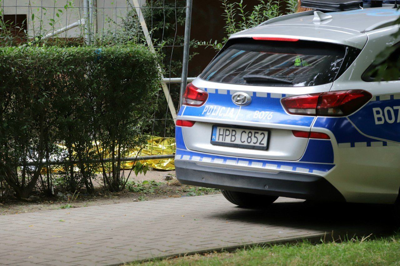 Zapach, który zaniepokoił sąsiadów, doprowadził do wstrząsającego odkrycia. W nowym bloku na osiedlu Aurora w Olsztynie odnaleziono ciało mężczyzny.
