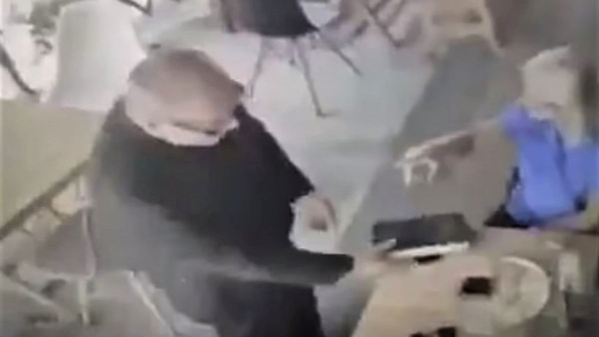 Złodziej przebrał się za księdza i okradł turystkę 