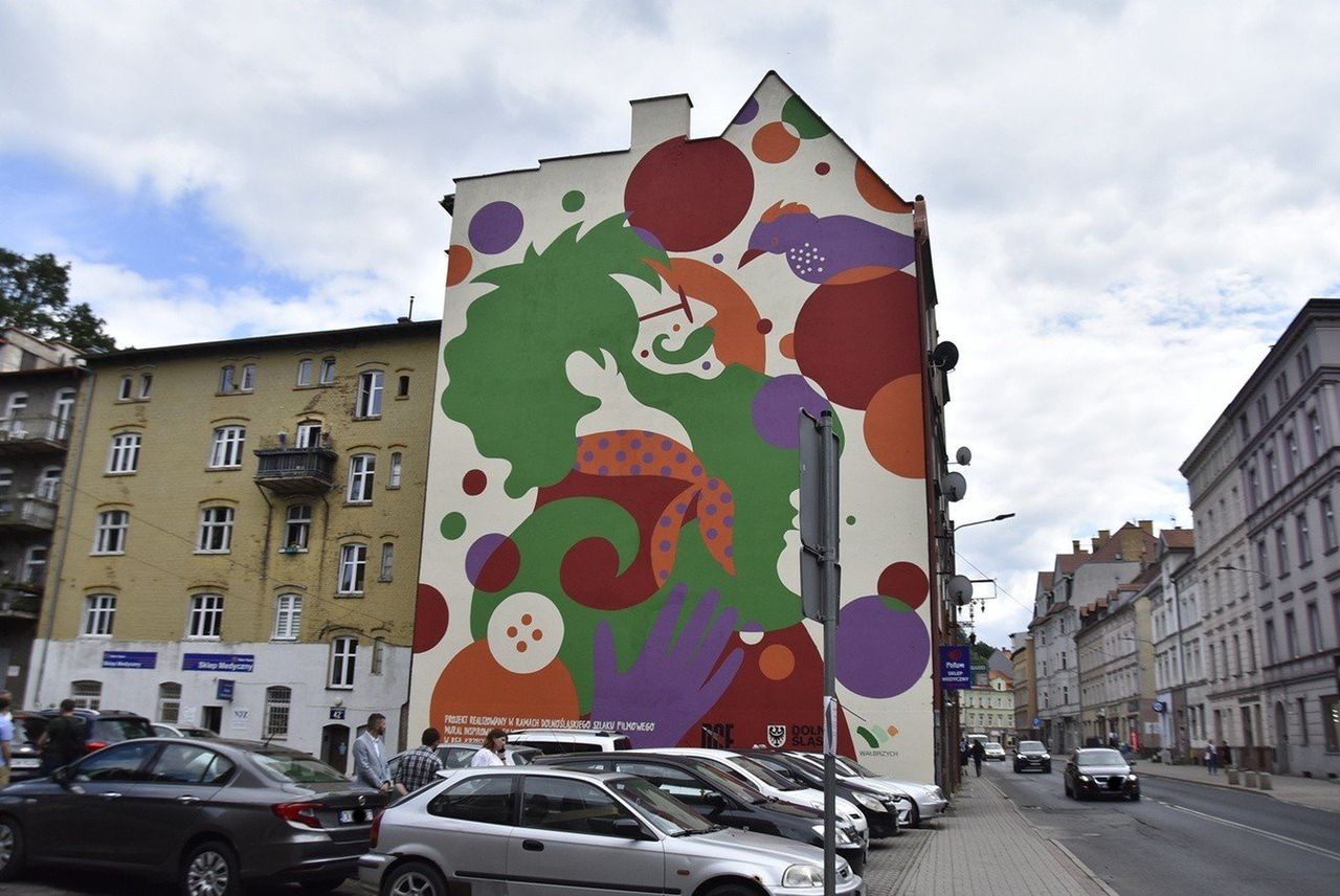 Filmowy mural "Piegi" w centrum Wałbrzycha gotowy. Kolejny jesienią