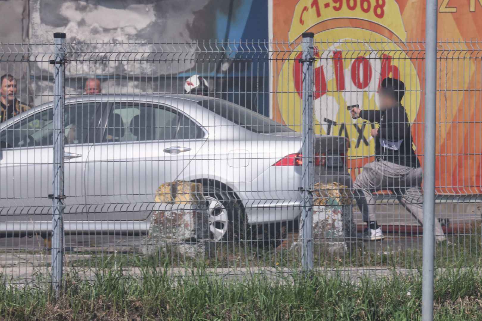 Pożar na Marywilskiej. Uzbrojona osoba weszła na teren spalonej hali