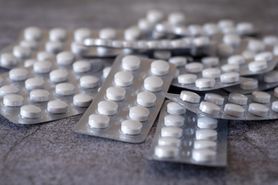 Skutki uboczne przyjmowania aspiryny. Te objawy powinny zaniepokoić