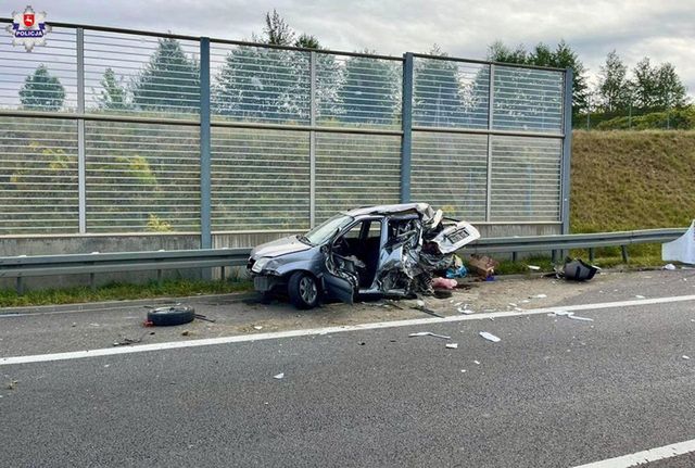 Wjechał w samochód na pasie awaryjnym!