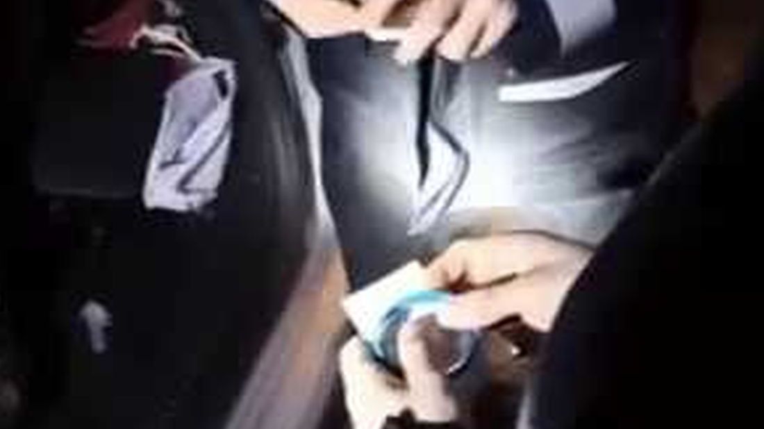 Policja w trakcie sprawdzania kierowcy testem narkotykowym. Zdjęcie ilustracyjne.