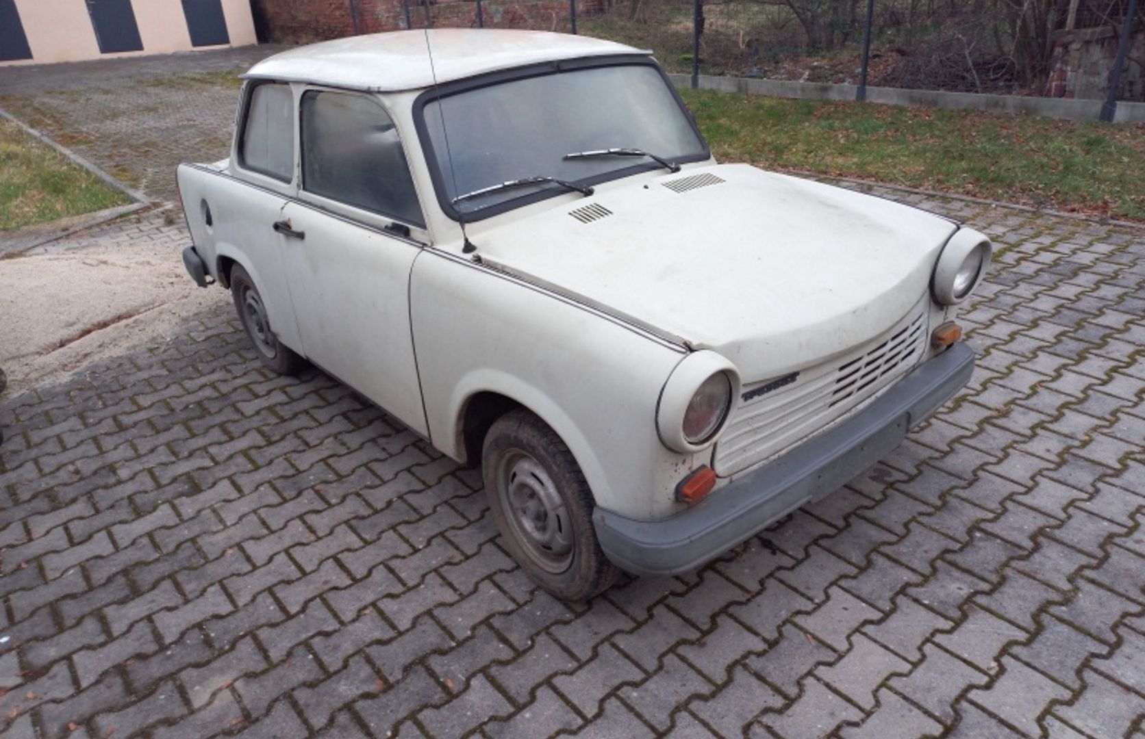 Niecodzienna kradzież w Wołowie. Ile kosztuje trabant w 2023 roku?