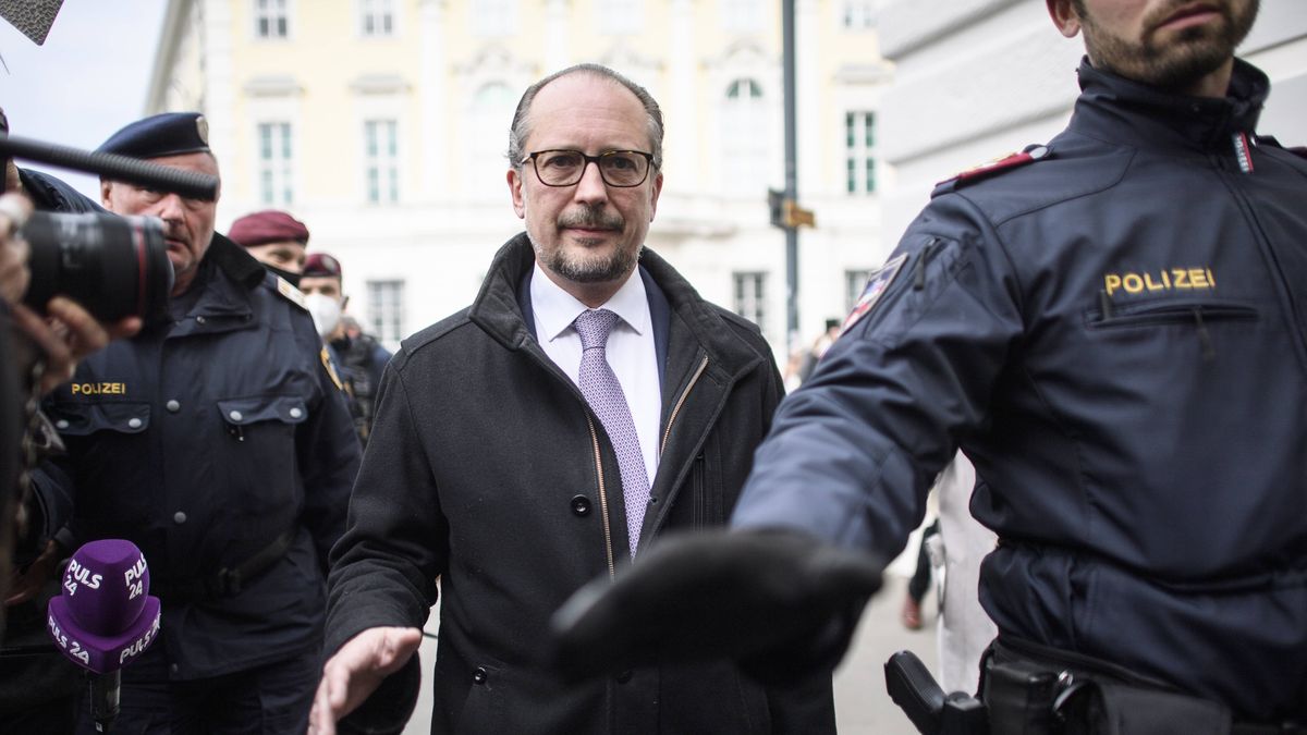 Designated Austrian Chancellor Alexander Schallenbergepa09516333 Alexander Schallenberg, Austrian Foreign Minister and designated successor of former Austrian Chancellor Sebastian Kurz, arrives for a meeting with the Austrian President at the Presidential Office part of the Hofburg Palace in Vienna, Austria, 10 October 2021. Former Austrian Chancellor Sebastian Kurz announced his resignation and Austrian Foreign Minister Alexander Schallenberg as his successor on 09 October 2021.  EPA/CHRISTIAN BRUNA Dostawca: PAP/EPA.CHRISTIAN BRUNA